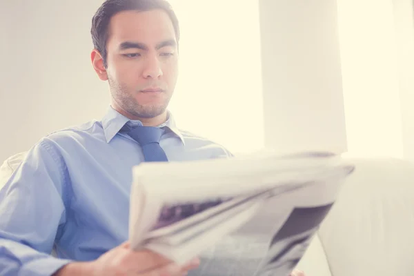 Empresário bonito sério lendo jornal — Fotografia de Stock