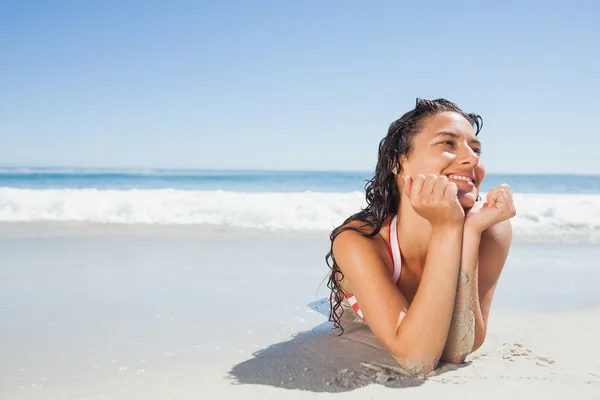 Lachende vrouw liggen op strand — Stockfoto