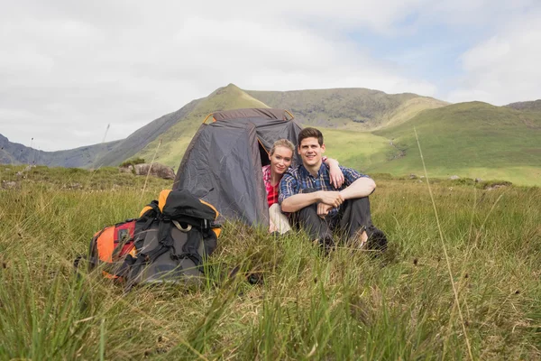 Couple sitting in their tent after a hike — Stock Photo, Image