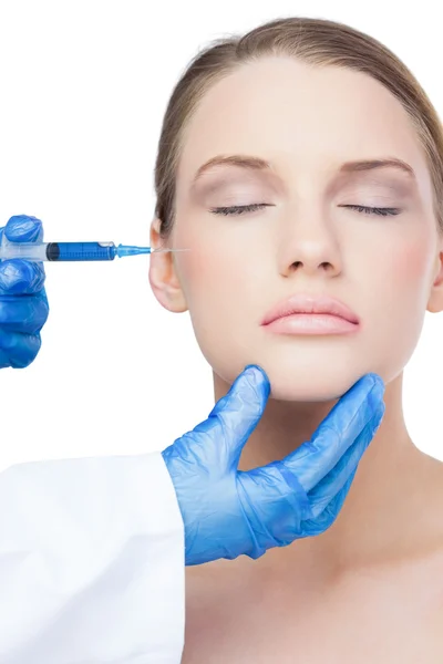 Aantrekkelijk model met botox injectie op de Wang — Stockfoto