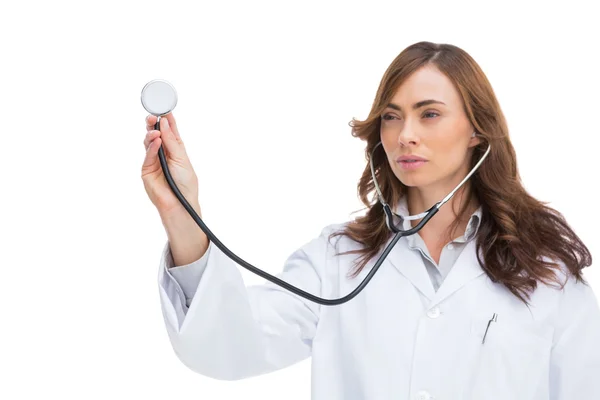 Ciddi güzel doktor holding stetoskop — Stok fotoğraf