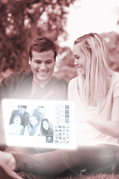 Χαρούμενα νεαρό ζευγάρι βλέποντας φωτογραφίες σε ψηφιακή διασύνδεση — Φωτογραφία Αρχείου