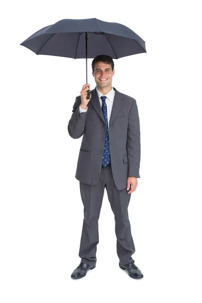 Empresário feliz segurando guarda-chuva cinza — Fotografia de Stock