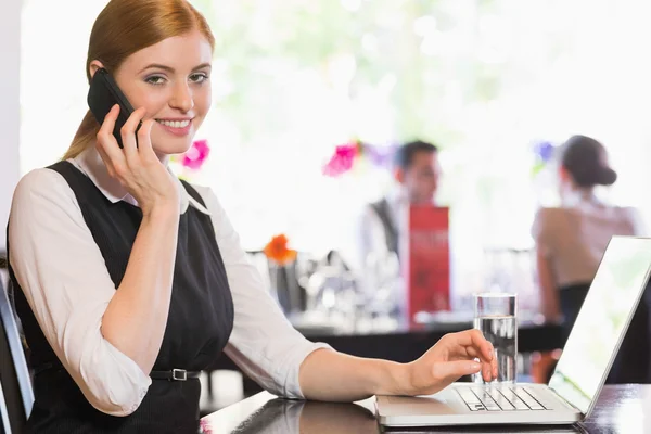 Businesswoman calling on phone and looking at camera — Stock Photo, Image