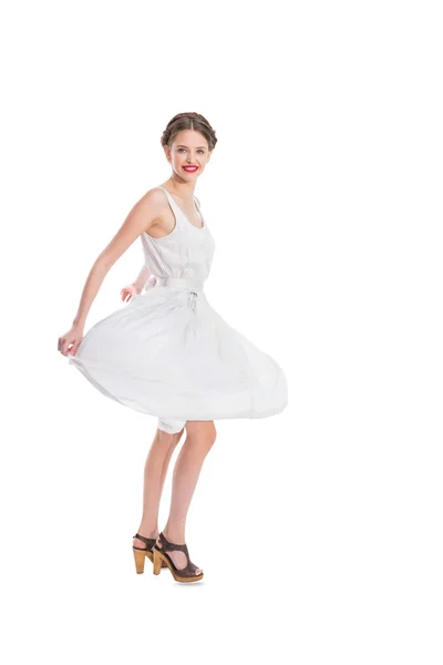 Lykkelig vakker kvinne i hvit sommerkjole poserer – stockfoto