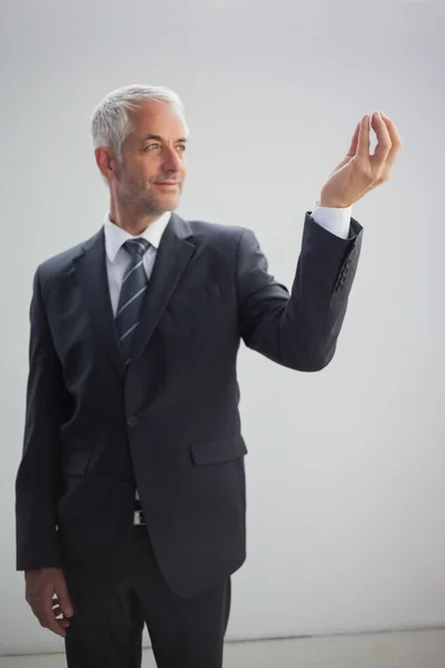 Inhoud zakenman kijken naar zijn hand — Stockfoto
