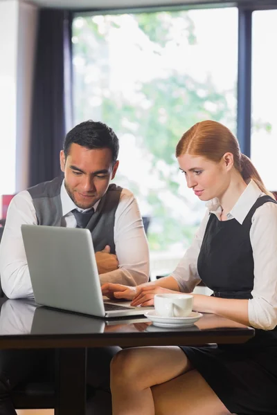 Smiling business team working together in a cafe — Stock Photo, Image