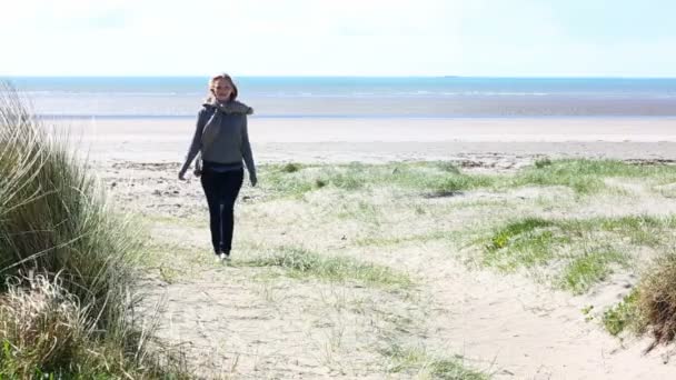 Donna a piedi dalla spiaggia — Video Stock