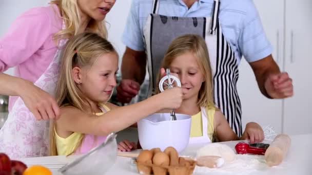 Familie gebak samen maken — Stockvideo