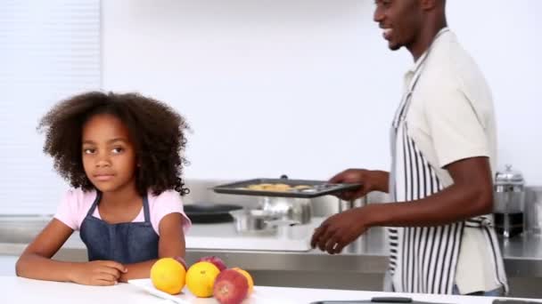 Vader en kinderen eten zelfgemaakte koekjes — Stockvideo