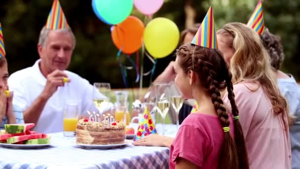 Сім'я святкує день народження дівчинки — стокове відео
