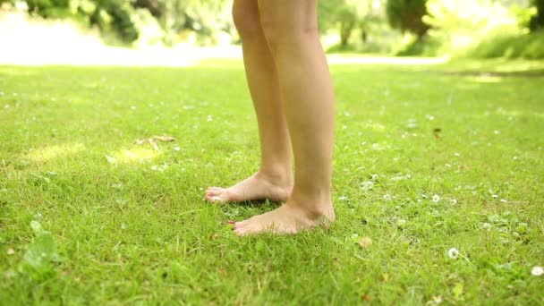 Женские ноги на траве уходят — стоковое видео