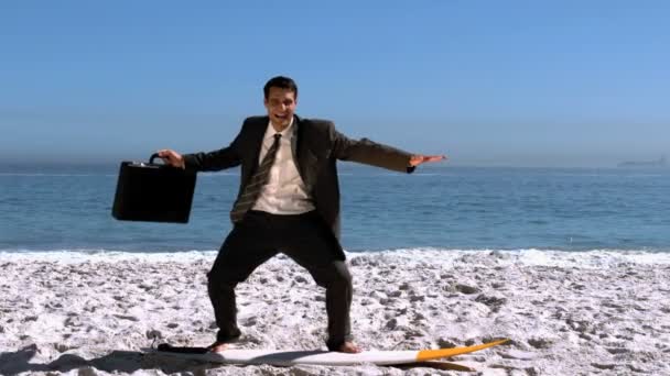 Homem de negócios livre equilibrando em uma prancha de surf — Vídeo de Stock