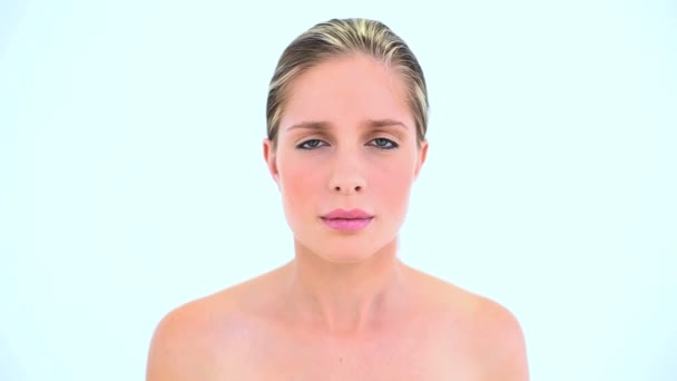 Mujer rubia estornudando en un pañuelo — Vídeos de Stock