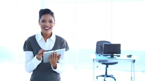 Businesswoman using tablet pc — Stock Video