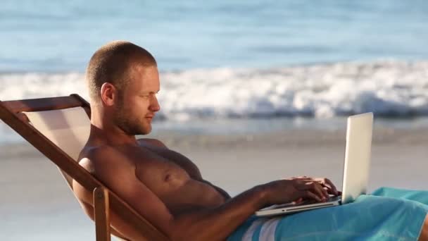 Aantrekkelijke man op het strand — Stockvideo