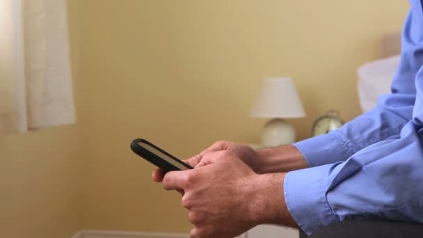 Επιχειρηματίας γραπτών μηνυμάτων με το smartphone του στο κρεβάτι — Αρχείο Βίντεο