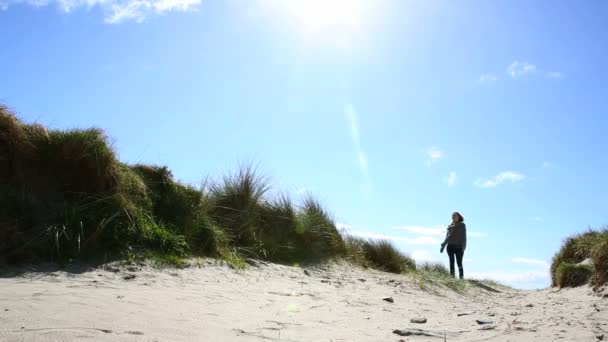 Милая женщина, гуляющая по пляжу — стоковое видео