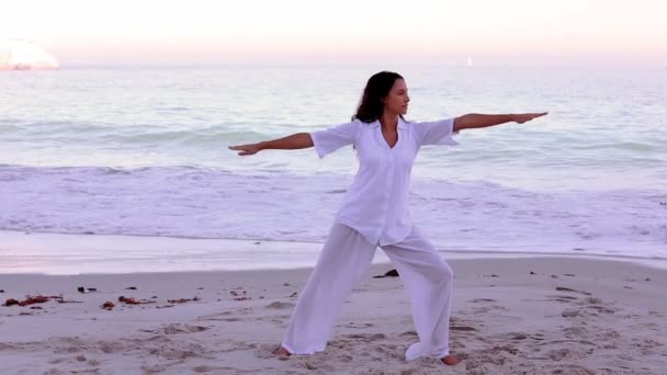 Žena cvičí jógu a strečink — Stock video