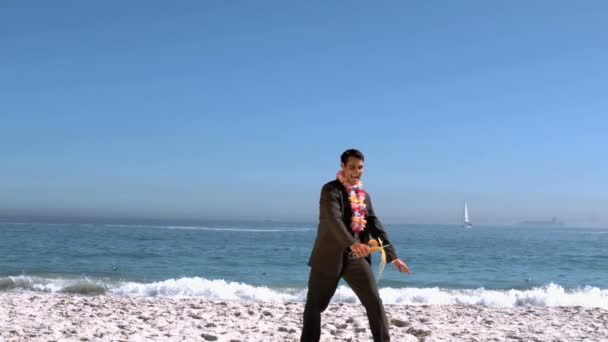Uomo d'affari sulla spiaggia gettando il suo bicchiere da cocktail — Video Stock