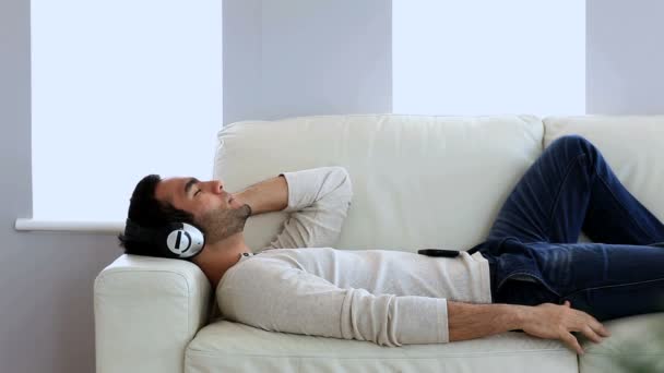 Człowiek słuchanie muzyki z jego smartphone — Wideo stockowe