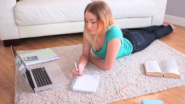 Söt ung blondin studerar på hennes laptop — Stockvideo
