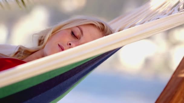 Szép szőke nő alszik egy függőágy — Stock videók