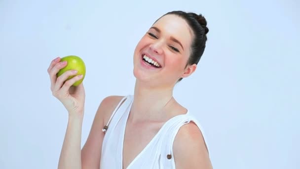 Woman holding a green apple — Stock Video