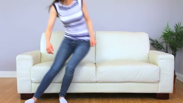 Attraktiv kvinna liggande på hennes soffa — Stockvideo