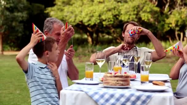 Familia celebrando un cumpleaños — Vídeo de stock