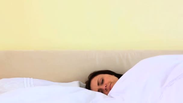 Красивая женщина спит — стоковое видео