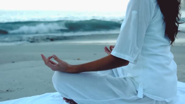 Woman relaxing on the beach practicing yoga — Stock Video