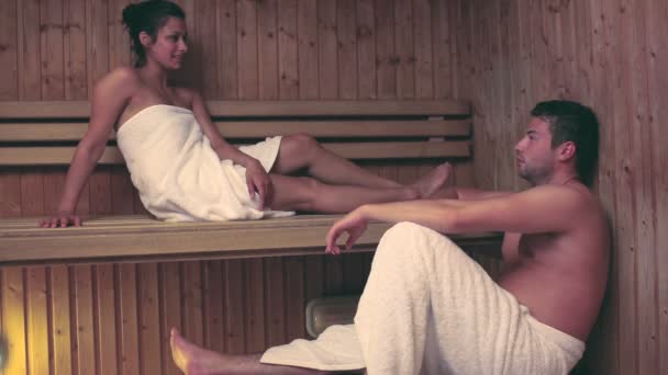 Paar entspannt und plaudert gemeinsam in der Sauna — Stockvideo