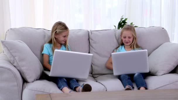 Systrar som använder bärbara datorer — Stockvideo
