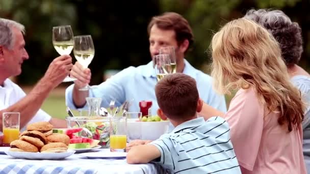 Familia tintineo copas de vino — Vídeo de stock