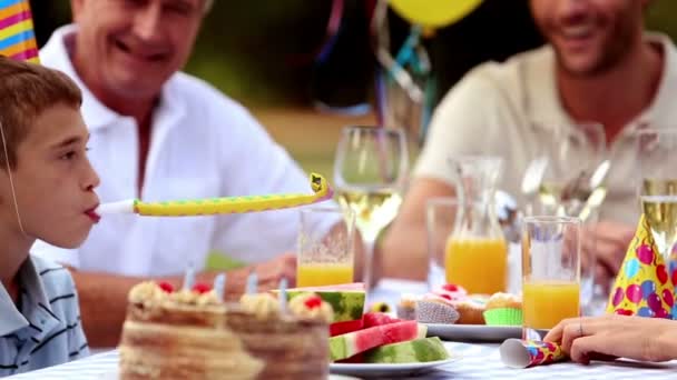 Веселая семья празднует день рождения — стоковое видео