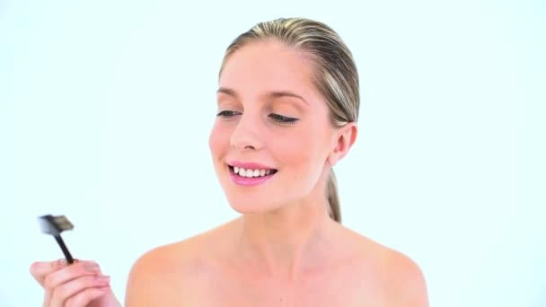 Привлекательная женщина, чистящая брови — стоковое видео