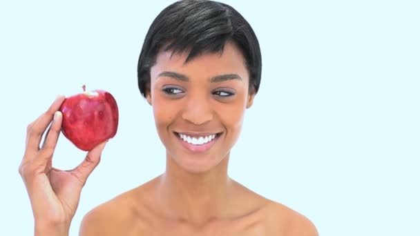 Улыбающаяся женщина держит два яблока — стоковое видео