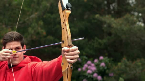 男子射击的弓和箭 — 图库视频影像