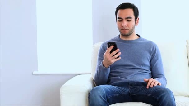 Hombre recibiendo una llamada en su teléfono — Vídeos de Stock