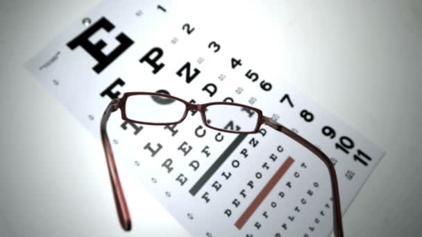 Черные очки для чтения попадают на проверку зрения — стоковое видео