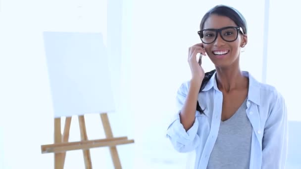 Mujer artística teniendo una conversación telefónica — Vídeo de stock