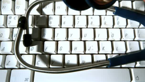 Stéthoscope tombant sur le clavier de l'ordinateur puis vibrant — Video