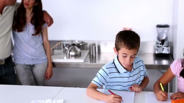 Padres de pie junto a niños haciendo su tarea — Vídeos de Stock