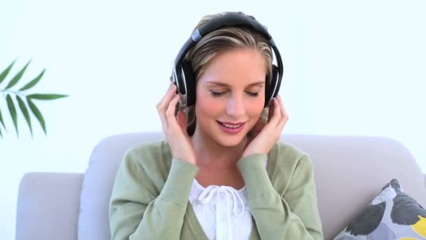 Mujer con auriculares y escuchando música — Vídeo de stock