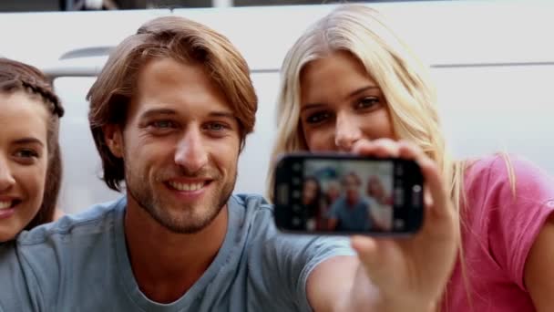 Amigos disfrutando de la naturaleza y tomar fotos — Vídeo de stock