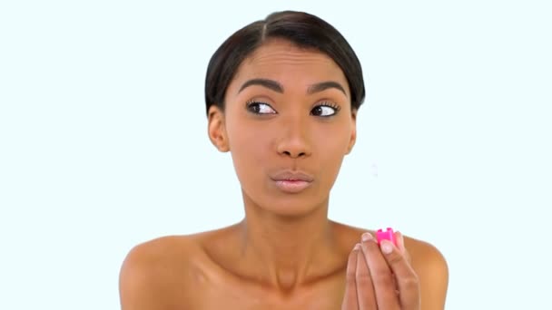 Fröhliche Frau posiert mit Lipgloss — Stockvideo