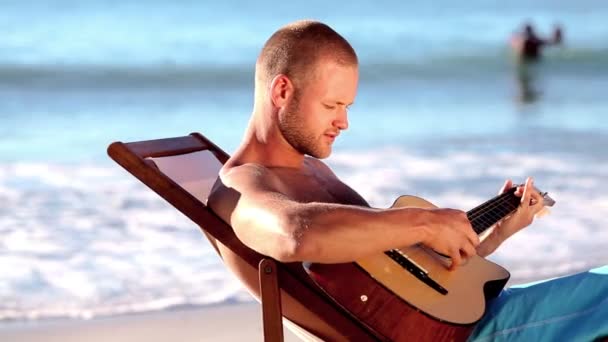 Ember gitározni a strandon — Stock videók