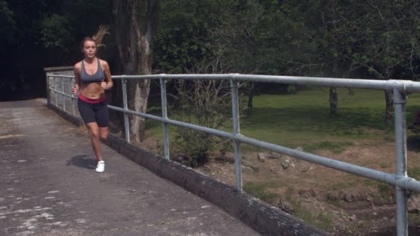 Mujer bonita en ropa deportiva corriendo — Vídeos de Stock