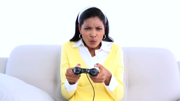 Vrouw spelen van videogames op sofa — Stockvideo